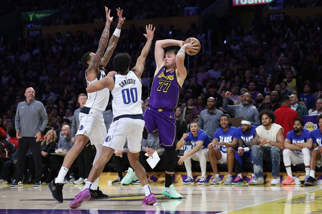 Luka Dončić se navaja na življenje v mestu zvezd, v dresu Lakersov pa vedno bolj blesti. FOTO: Sean M. Haffey/AFP