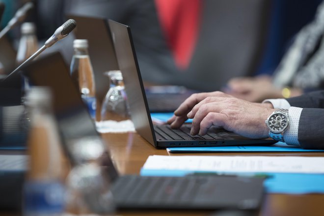 Ko bodo janše, trumpi in muski povsem spodkopali ključna demokratična načela, se bomo kot družba težko pobrali. FOTO: Jure Eržen/Delo