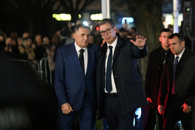 Voditelj bosanskih Srbov Milorad Dodik je v sredo nekaj ur po tem, ko je izvedel, da je obsojen, sprejel svojega zaveznika, srbskega predsednika Aleksandra Vučića. FOTO Stringer/AFP