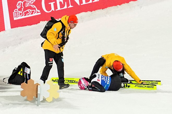 Luisa Görlich se je huje poškodovala med včerajšnjimi kvalifikacijami. FOTO: Ole Martin/Reuters