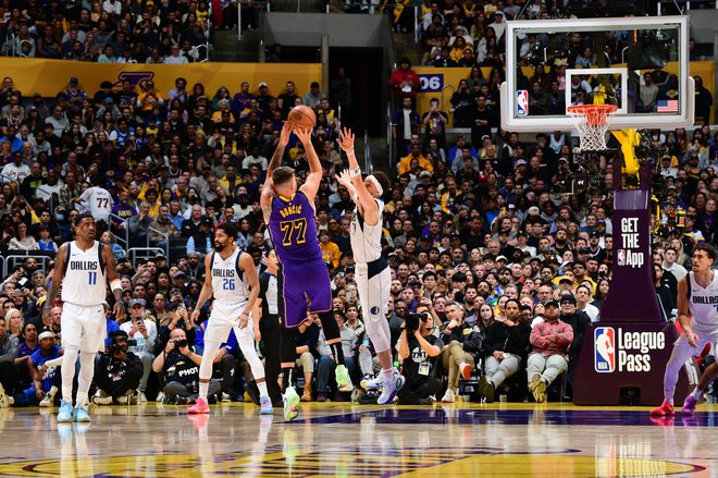 Dončić je na prvi tekmi v dresu Lakersov proti Dallasu postregel s trojnim dvojčkom (19 točk, 15 skokov in 12 podaj). FOTO: Adam Pantozzi Getty Images Via AFP