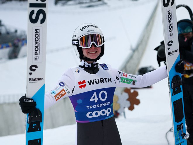 Nika Prevc se je takole veselila naslova svetovne prvakinje. FOTO: Kai Pfaffenbach/Reuters