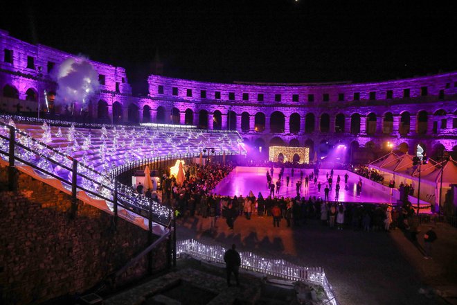 Pula, 061224.
Paljenjem lampica, uz odbrojavanje, u tocno u sest sati, u osnjeznoj Areni otvoreno je veliko klizaliste na povrsini od cak 600 metara cetvornih.
Foto: Goran Sebelic/CROPIX Foto Goran Sebelic Cropix