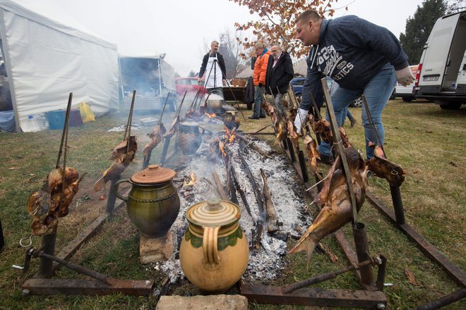 Karanac, 241118.
Cvarakfest na Zimskom sajmu u etno selu Karanac u Baranji.
Na fotografiji: sarani u rasljama i grah u glinenom cupu.
Foto: Vlado Kos/CROPIX Foto Vlado Kos/Cropix Cropix