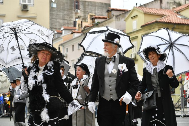 Rijeka, 110224.
Medjunarodna karnevalska povorka Rijeckog karnevala na kojoj sudjeluje 93 maskirane grupe i vise od devet tisuca maskara s 59 alegorijskih kola.
Foto: Damir Skomrlj/CROPIX Foto Cropix