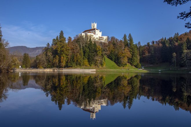 Bednja, 021124.
Suncan jesenski dan i prepuna setnica oko Trakoscanskog jezera koje je nakon visegodisnjih radova ciscenja i odrzavanja ponovno puno.
Na fotografiji: Dvorac Trakoscan.
Foto: Ivana Grgic/CROPIX Foto Ivana Grgic Cropix