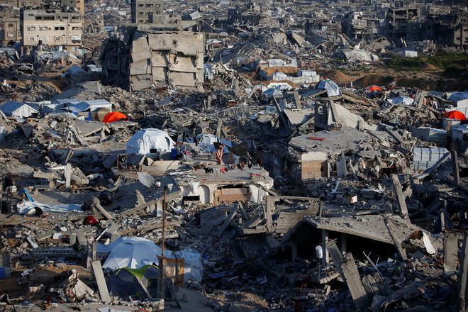 Propad premirja bi še povečal trpljenje dveh milijonov prebivalcev Gaze, katerih večina je med vojno ostala brez strehe nad glavo in dostopa do osnovnih dobrin ter zdravil. FOTO: Mahmoud Issa/Reuters