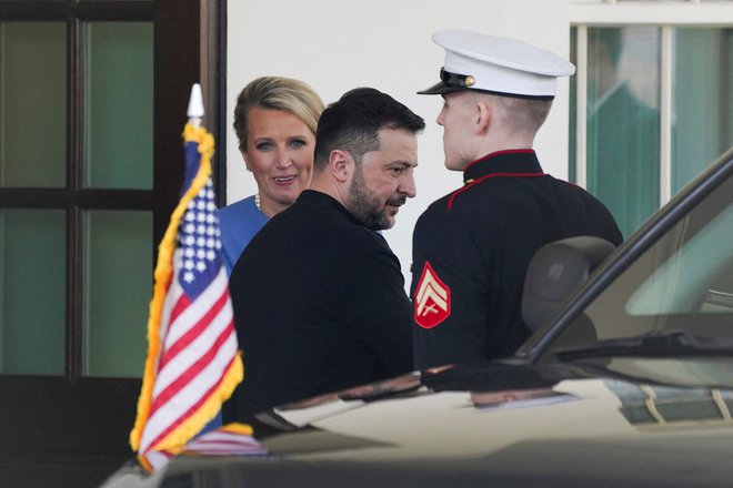 Volodimir Zelenski zapušča srečanje. FOTO: Nathan Howard Reuters