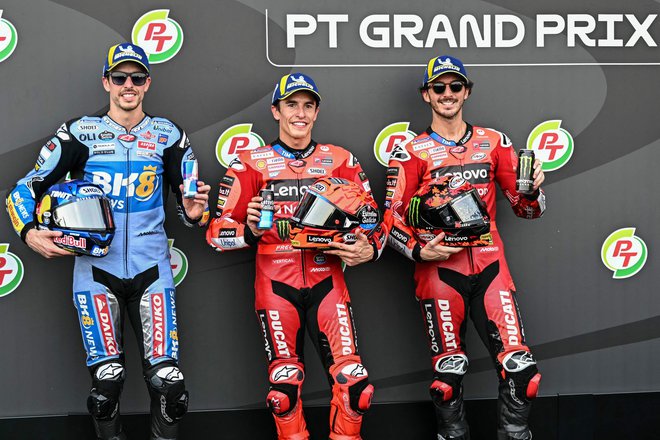 Marc Marquez (v sredini), Alex Marquez (levo) in Francesco Bagnaia so bili najhitrejši v kvalifikacijah in sprinterski tekmi pred jutrišnjo uvodno dirko svetovnega prvenstva v razredu MotoGP. FOTO: Mohd Rasfan/AFP