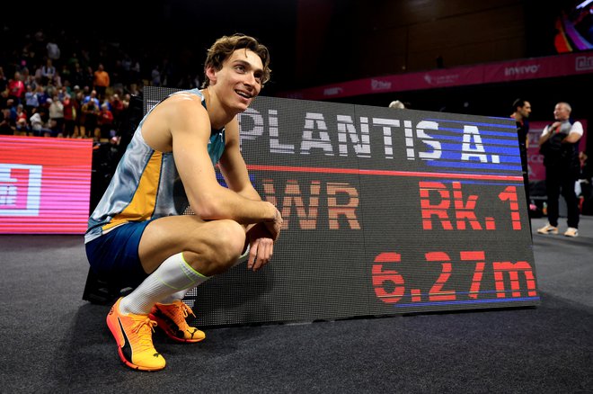 Armand Duplantis postavlja mejnike v skoku s palico. FOTO: Manon Cruz/Reuters