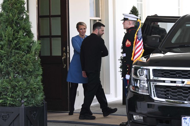 Potem ko se je pogovor voditeljev ZDA in Ukrajine pred novinarji sprevrgel v burno izmenjavo, je Trump Zelenskega odslovil. FOTO: Saul Loeb/AFP