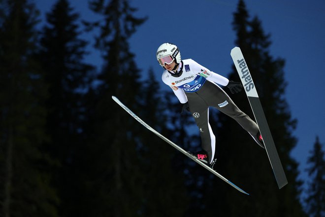 Nika Prevc je v uvodni seriji spet zablestela v vsem sijaju. FOTO: Kai Pfaffenbach/Reuters