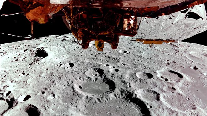 Blue Ghost nad površjem Lune. FOTO: Firefly Aerospace/AFP


 
