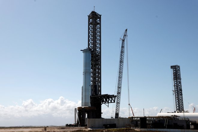 Starship je pripravljen na izstrelišču Starbase v Teksasu. FOTO: Joe Skipper Reuters