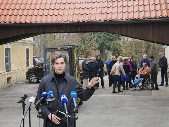 V škofjeloškem podjetju CSS je 43 zaposlenih, od tega 19 invalidov, večinoma slepih in slabovidnih. V reševanje družbe se je vključila tudi vlada (na fotografiji minister za delo Luka Mesec).

Foto Tinkara Zupan/STA