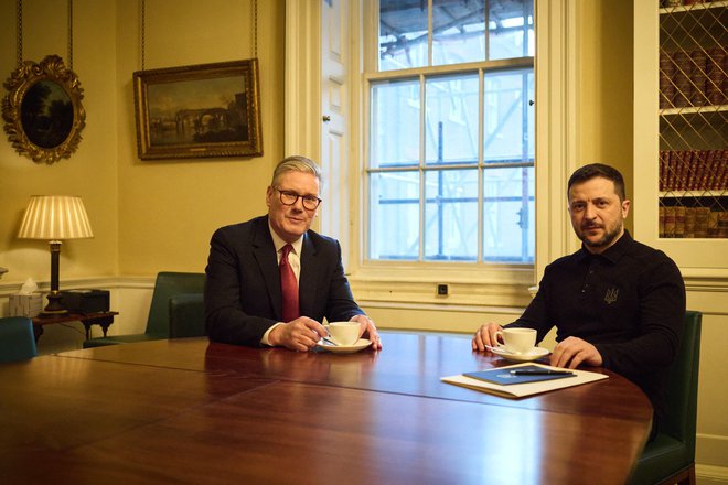 Keir Starmer in Volodimir Zelenski FOTO: AFP