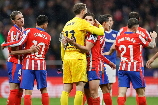 Strelec zmagovitega gola Julian Alvarez se je po tekmi zahvalil Atleticovemu kapetanu Janu Oblaku. FOTO: Oscar Del Pozo/AFP