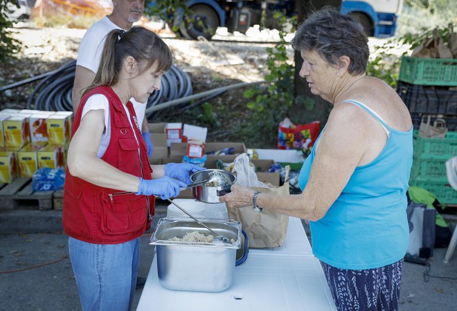 V prostovoljne dejavnosti, povezane z zmanjševanjem tveganj nesreč, se vključuje 31 odstotkov Slovencev, kar je najvišji delež v Evropski uniji. FOTO: Jože Suhadolnik/Delo