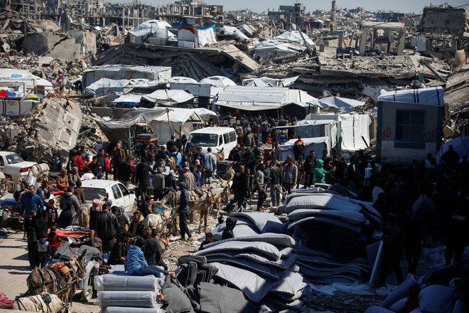 V Gazi je od humanitarne pomoči odvisnih 2,2 milijona ljudi. FOTO: Mahmud Isa/Reuters