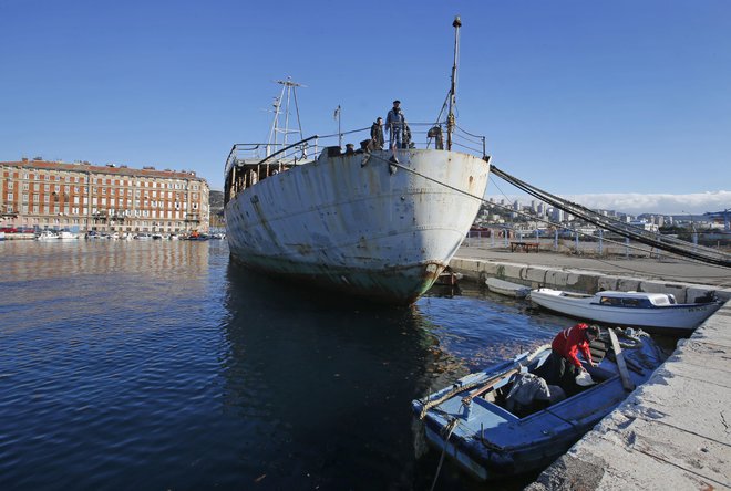 Titova ladja Galeb je premajhna, da bi naložili vse US-vojake in jih poslali v Annapolis. FOTO: Matej Družnik/Delo