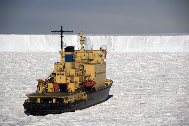 Po podatkih raziskovalcev je Antarktiko v zadnjem letu obiskalo približno 125.000 turistov. FOTO: Reuters