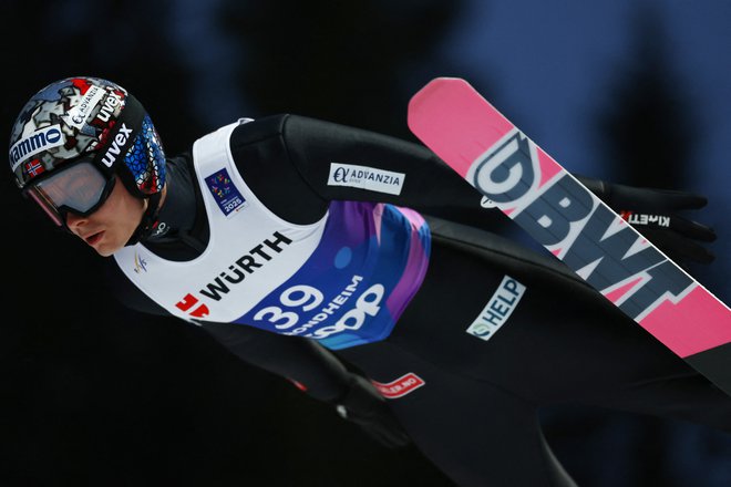 Norvežan Marius Lindvik je skočil do novega rekorda in zlate lovorike. FOTO: Kai Pfaffenbach/Reuters