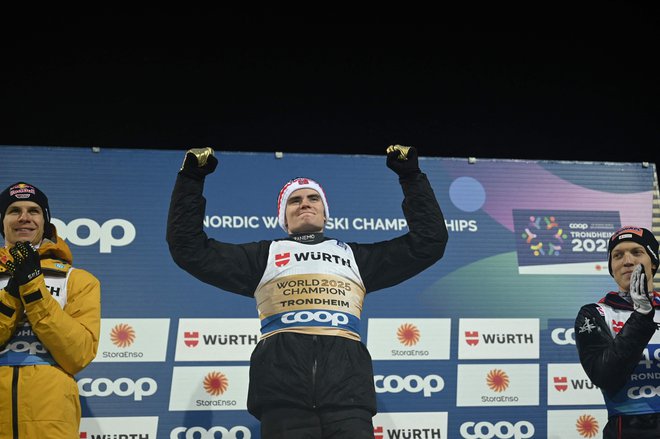 Norveškemu zmagovalcu Mariusu Lindviku sta zaploskala drugouvrščeni Nemec Andreas Wellinger (levo) in tretjeuvrščeni Avstrijec Jan Hörl (desno). FOTO: Jonathan Nackstrand/AFP