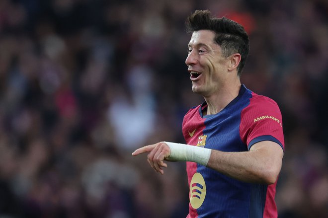 Robert Lewandowski je dosegel 21. gol v prvenstvu. FOTO: Lluis Gene/AFP