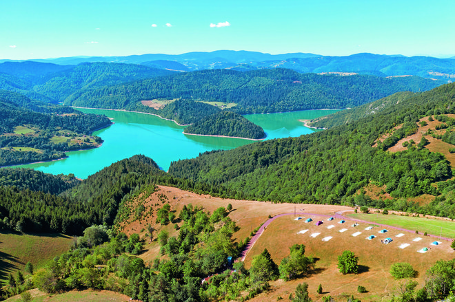 Če bi radi preživeli nekaj dni na Filipovem bregu, lahko svojo pustolovščino začinite z obiskom nekaterih krajev na kopnem ali vodi v najlepšem predelu Srbije, med Zlatiborom, Taro in Zlatarjem. FOTO: Filip Matović