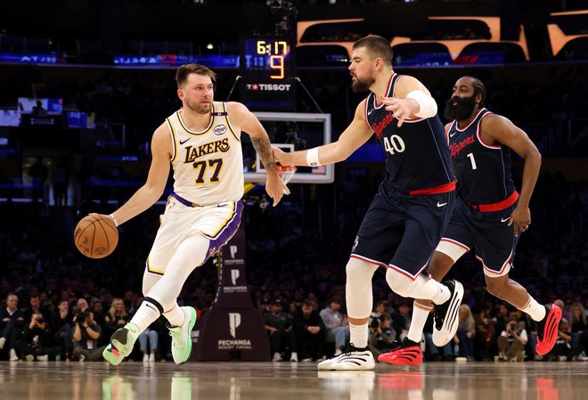 Luka Dončić je imel tokrat zelo dober strelski večer, čeprav imajo Clippers v svojih vrstah številne dobre branilce z zelo dolgimi rokami. FOTO: Jason Parkhurst/Reuters