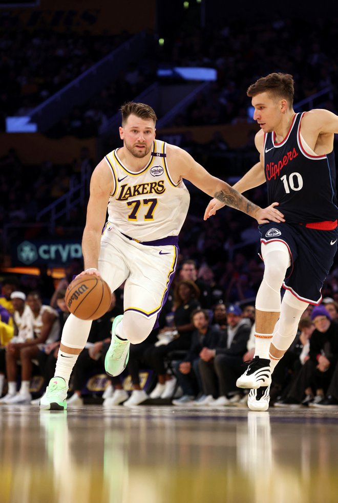 Luka in Bogdan Bogdanović v dvoboju. FOTO: Jason Parkhurst/Reuters