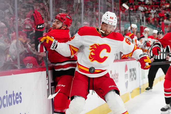 Carolina je v podaljšku z 2:1 premagala Calgary. FOTO: James Guillory/Reuters