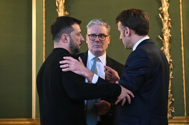 Ukrajinski predsednik Zelenski, britanski premier Starmer in francoski predsednik Macron na evropskem srečanju v Londonu. FOTO: Justin Tallis/AFP