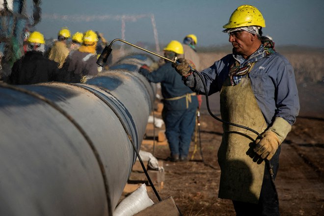 Argentinci so začeli črpati nafto iz črpališča v Vace Muerti pred približno desetimi leti. Lani pa je Argentina prvič po 14 letih izvozila več energentov, kot jih je uvozila. FOTO: Martin Cossarin/Reuters