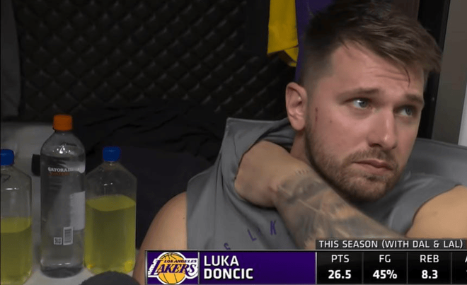 Intervju Dončića po tekmi, kjer se vidijo steklenice z rumeno tekočino. FOTO: Posnetek zaslona/Spectrum Sportsnet