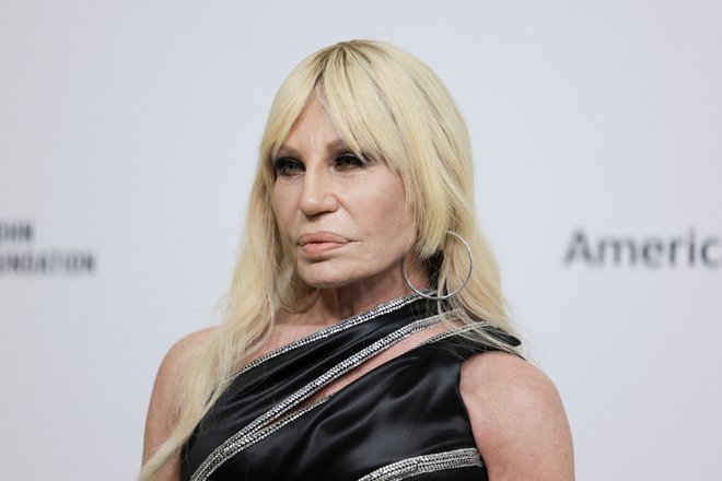 Pradin morebitni nakup Versaceja bi postavil v negotovost položaj Donatelle Versace, ki je od smrti brata Giannia na čelu te modne znamke. FOTO: Jeenah Moon/Reuters