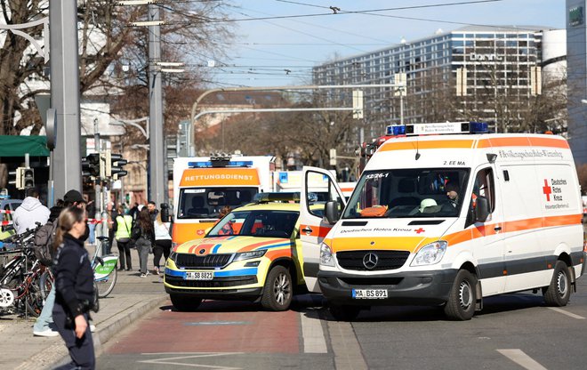 Po navedbah očividcev je avtomobil zapeljal v množico ljudi.  FOTO: Alfio Marino/Reuters