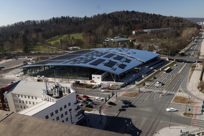 Odprtje največjega športnega objekta v Ljubljani se spet zamika. FOTO: Črt Piksi/Delo