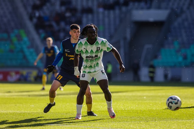 Peter Agba je še en Olimpijin adut več za derbi v Ljudskem vrtu, celjskega virtuoza Svita Sešlarja je zasenčil. Foto Črt Piksi