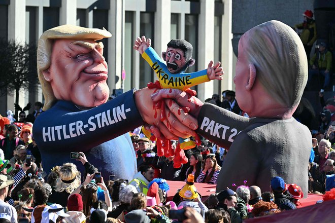 Takole pa vidijo sodelovanje Trumpa in Putina na pustni ponedeljek v Nemčiji. FOTO: Ina Fassbender/AFP