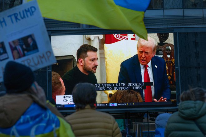 Tudi veliko Američanov je bilo negativno presenečenih nad prepirom v Beli hiši. FOTO: Scott Olson/AFP