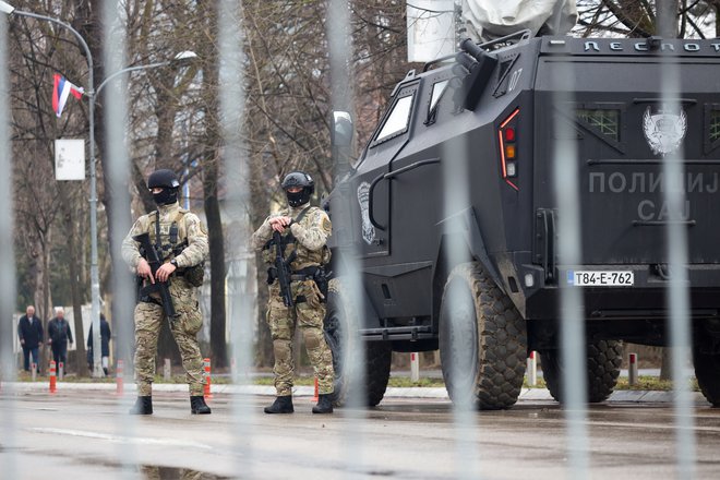 Posebna protiteroristična enota policije Republike Srbske je prejšnji teden budno spremljala dogajanje na ulicah Banjaluke, na pomoč jim je prišlo tudi 300 kolegov iz Madžarske. Foto Amel Emric/Reuters