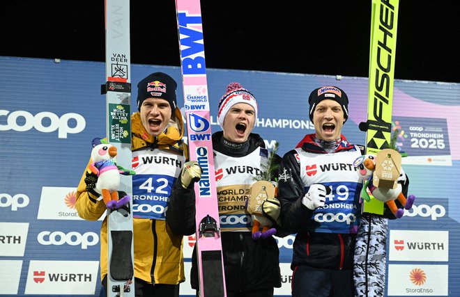 Norveški svetovni prvak Marius Lindvik (na sredini), srebrni Nemec Andreas Wellinger (levo) in bronasti Avstrijec Jan Hörl po tekmi na srednji skakalnici v Trondheimu niso skrivali navdušenja. FOTO: Jonathan Nackstrand/AFP