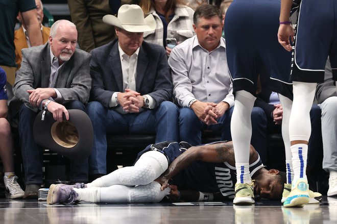 Dallasov prvi zvezdnik Kyrie Irving si je poškodoval levo koleno in je predčasno končal dvoboj proti Sacramentu. FOTO: Sam Hodde/Getty Images via AFP