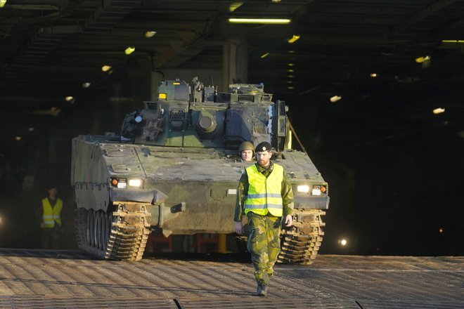 Švedska vojska prihaja v Natove čete v Latviji. FOTO: Ints Kalnins/Reuters