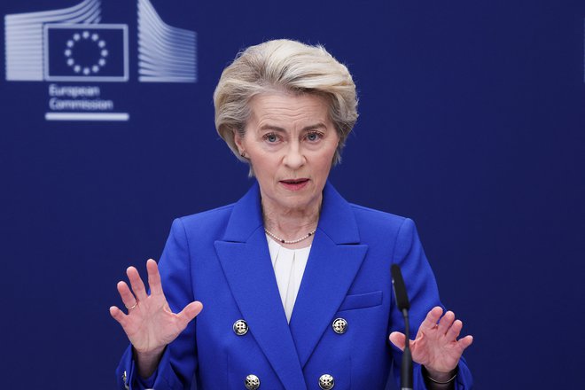 Ursula von der Leyen je napovedala 150 milijard evrov posojil za naložbe članic v obrambo. FOTO: Yves Herman/Reuters