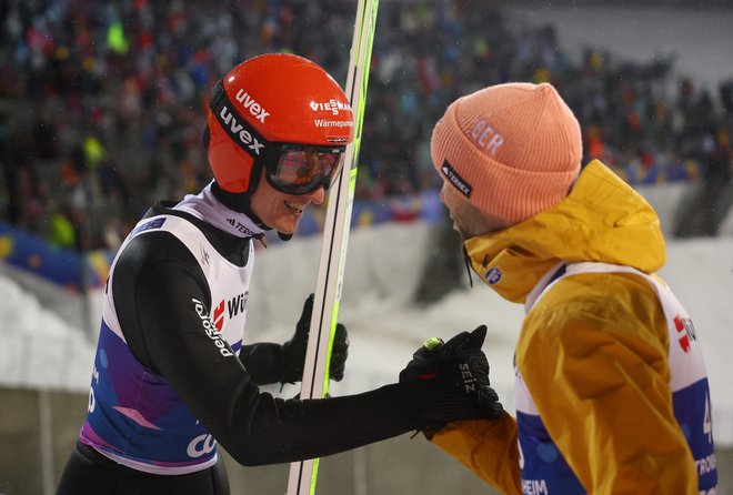 Karl Geiger (levo) je na srednji skakalnici le za las zgrešil kolajno. FOTO: Kai Pfaffenbach/Reuters