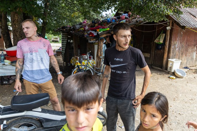 S paketom zakonov naj bi spodbudili vključevanje otrok v vrtce in šole ter izboljšali bivalne razmere. FOTO: Voranc Vogel