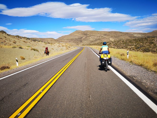 Kolesarski popotnici sta po Južni Ameriki že prevozili 12.000 kilometrov. Potem ju je ustavila pandemija. FOTO: The Bike Wanderers