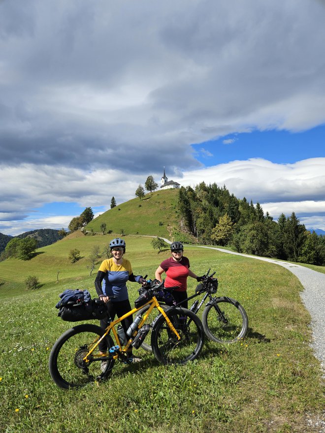 Kolesi, s katerima sta do zdaj kilometre nabirali po Sloveniji, sta že pripravljeni na novo potovanje. FOTO: The Bike Wanderers